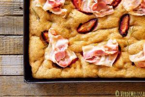 focaccia al farro con susine e pancetta